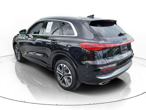 Mythos Black Metallic 2025 Audi Q5 Premium TFSI quattro S tronic