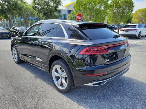 Mythos Black Metallic 2023 Audi Q8 55 Premium