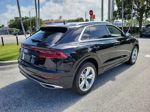 Mythos Black Metallic 2023 Audi Q8 55 Premium