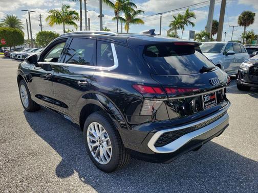 Mythos Black Metallic 2026 Audi Q3 TFSI quattro S tronic