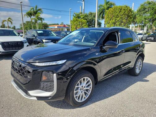 Mythos Black Metallic 2026 Audi Q3 TFSI quattro S tronic