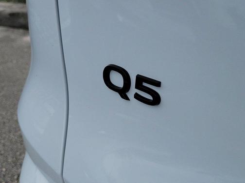 Glacier White Metallic 2026 Audi Q5 Premium TFSI quattro S tronic