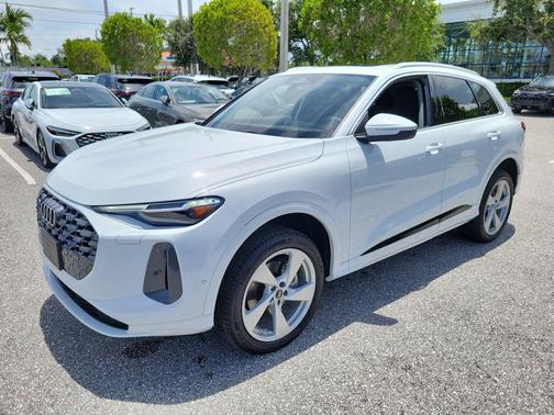 Glacier White Metallic 2026 Audi Q5 Premium Plus TFSI quattro S tronic