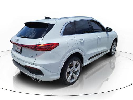 Glacier White Metallic 2026 Audi Q5 Premium Plus TFSI quattro S tronic