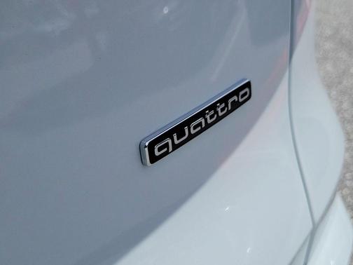 Glacier White Metallic 2026 Audi Q5 Premium Plus TFSI quattro S tronic
