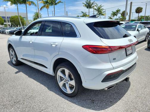 Glacier White Metallic 2026 Audi Q5 Premium Plus TFSI quattro S tronic