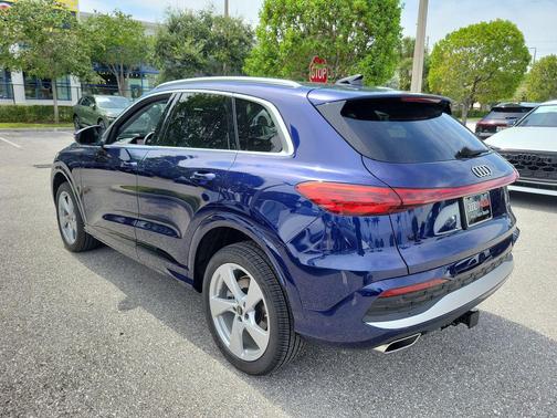 Navarra Blue Metallic 2026 Audi Q5 Premium Plus TFSI quattro S tronic