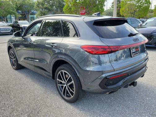 Daytona Gray Pearl Effect 2026 Audi Q5 Premium Plus TFSI quattro S tronic
