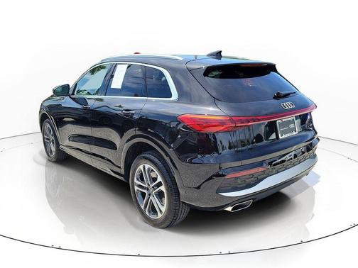 Mythos Black Metallic 2025 Audi Q5 Premium TFSI quattro S tronic