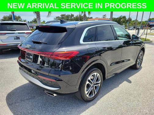 Mythos Black Metallic 2025 Audi Q5 Premium TFSI quattro S tronic