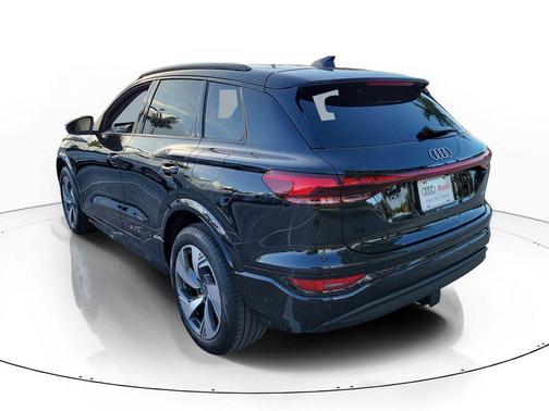 Mythos Black Metallic 2025 Audi Q6 e-tron Premium quattro