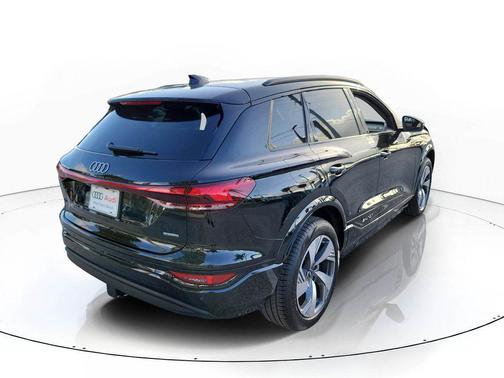 Mythos Black Metallic 2025 Audi Q6 e-tron Premium quattro