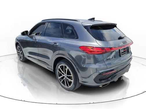 Daytona Gray Pearl Effect 2026 Audi Q5 Prestige TFSI quattro S tronic