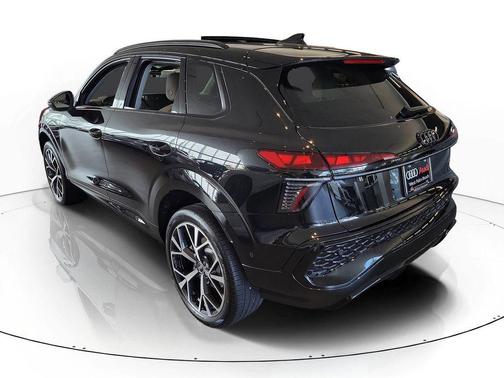 Mythos Black Metallic 2026 Audi Q3 TFSI quattro S tronic