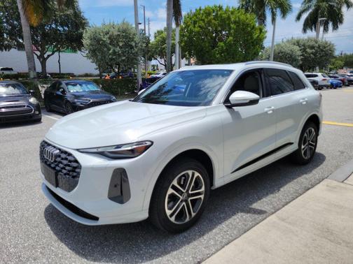 Glacier White Metallic 2025 Audi Q5 Premium TFSI quattro S tronic