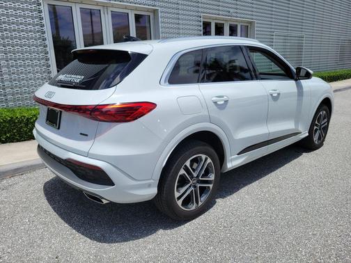 Glacier White Metallic 2025 Audi Q5 Premium TFSI quattro S tronic