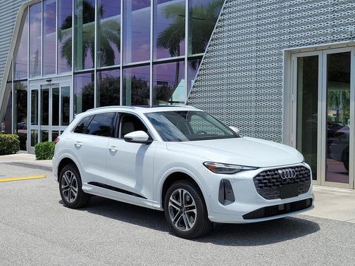 Glacier White Metallic 2025 Audi Q5 Premium TFSI quattro S tronic