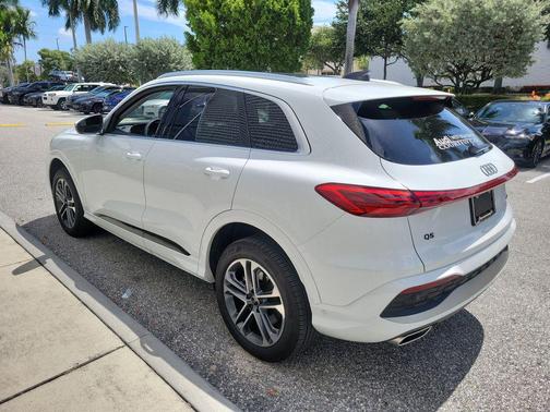 Arkona White 2025 Audi Q5 Premium TFSI quattro S tronic