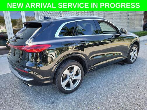 Mythos Black Metallic 2025 Audi Q5 Premium Plus TFSI quattro S tronic
