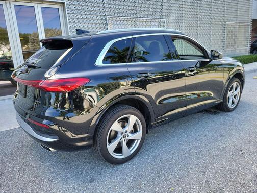 Mythos Black Metallic 2025 Audi Q5 Premium Plus TFSI quattro S tronic