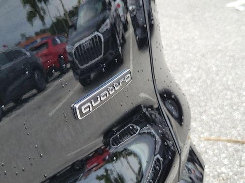 Mythos Black Metallic 2025 Audi Q5 Premium Plus TFSI quattro S tronic