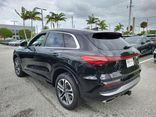 Mythos Black Metallic 2026 Audi Q5 Premium TFSI quattro S tronic
