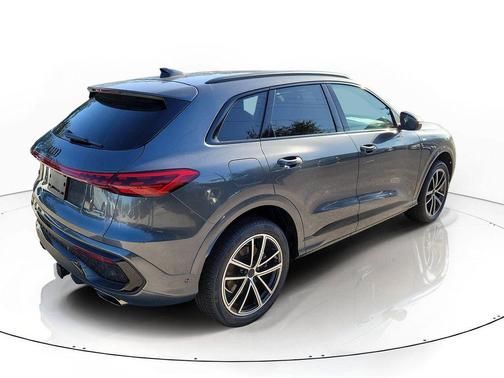 Daytona Gray Pearl Effect 2026 Audi Q5 Premium Plus TFSI quattro S tronic