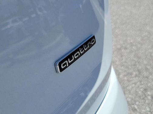 Glacier White Metallic 2026 Audi Q7 55 Premium Plus