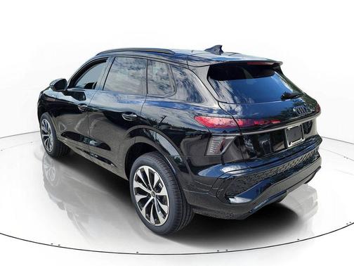 Mythos Black Metallic 2026 Audi Q3 TFSI quattro S tronic