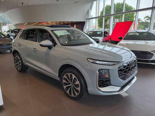 Arrow Gray Pearl Effect 2026 Audi Q3 TFSI quattro S tronic