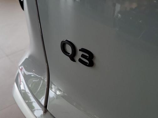 Arrow Gray Pearl Effect 2026 Audi Q3 TFSI quattro S tronic