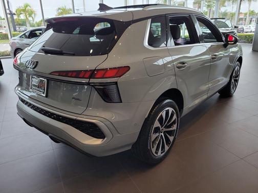 Arrow Gray Pearl Effect 2026 Audi Q3 TFSI quattro S tronic