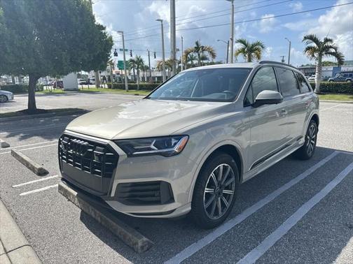 2022 Audi Q7 45 Premium Plus