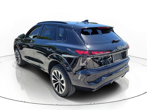 Mythos Black Metallic 2026 Audi Q3 TFSI quattro S tronic