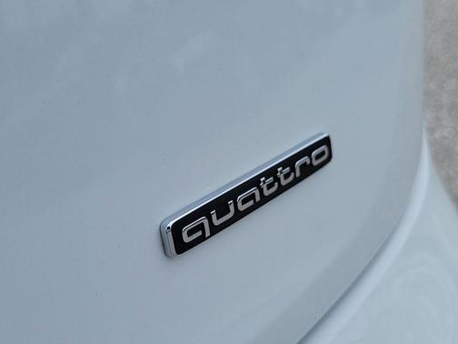 Glacier White Metallic 2022 Audi Q5 45 S line Premium Plus
