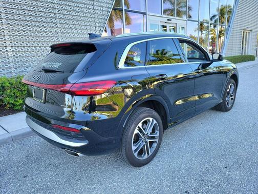Mythos Black Metallic 2025 Audi Q5 Premium TFSI quattro S tronic