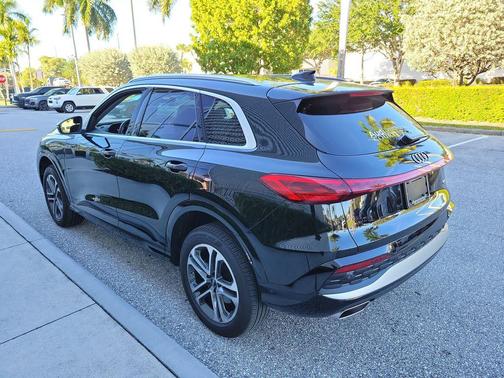 Mythos Black Metallic 2025 Audi Q5 Premium TFSI quattro S tronic