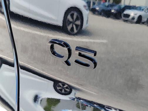 Mythos Black Metallic 2025 Audi Q5 Premium Plus TFSI quattro S tronic