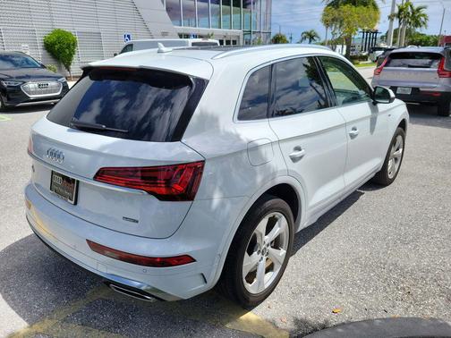 Glacier White Metallic 2024 Audi Q5 45 S line Prestige