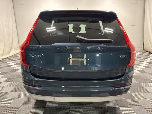 2022 Volvo XC90 T5 Momentum