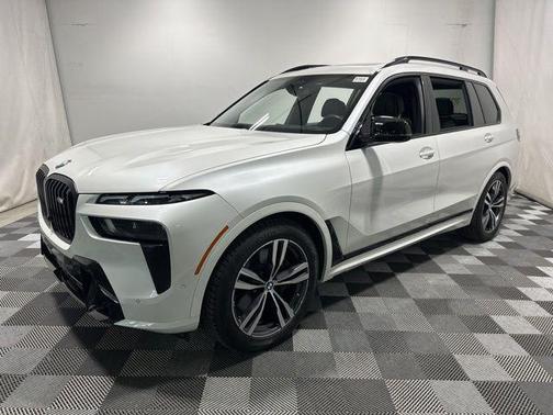 Mineral White Metallic 2024 BMW X7 M60i