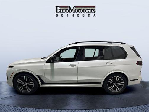 Mineral White Metallic 2024 BMW X7 M60i