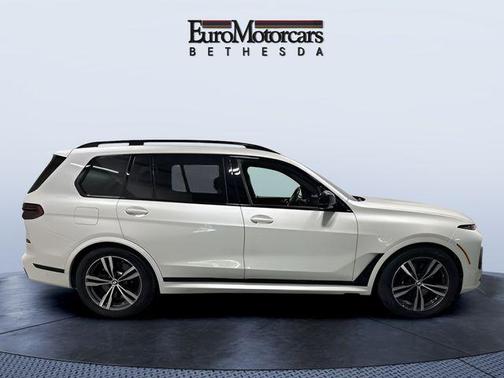 Mineral White Metallic 2024 BMW X7 M60i
