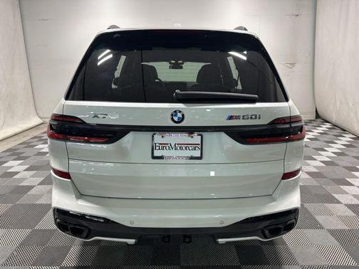 Mineral White Metallic 2024 BMW X7 M60i