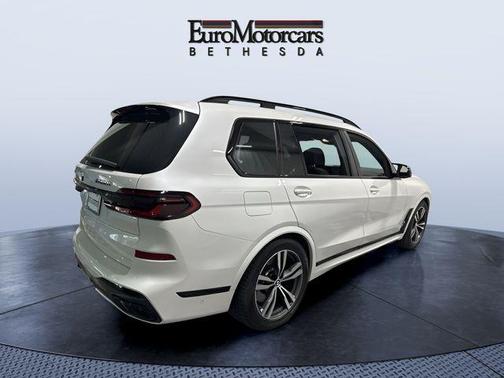 Mineral White Metallic 2024 BMW X7 M60i