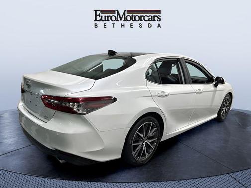 Wind Chill Pearl/Midnight Black Metallic 2023 Toyota Camry XLE