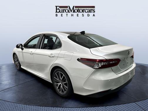 Wind Chill Pearl/Midnight Black Metallic 2023 Toyota Camry XLE