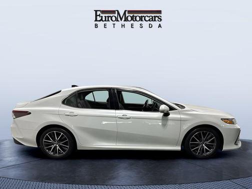 Wind Chill Pearl/Midnight Black Metallic 2023 Toyota Camry XLE