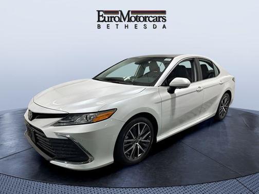 Wind Chill Pearl/Midnight Black Metallic 2023 Toyota Camry XLE