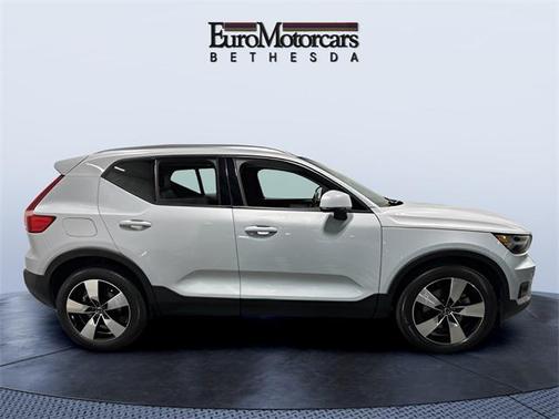 2022 Volvo XC40 T5 Momentum